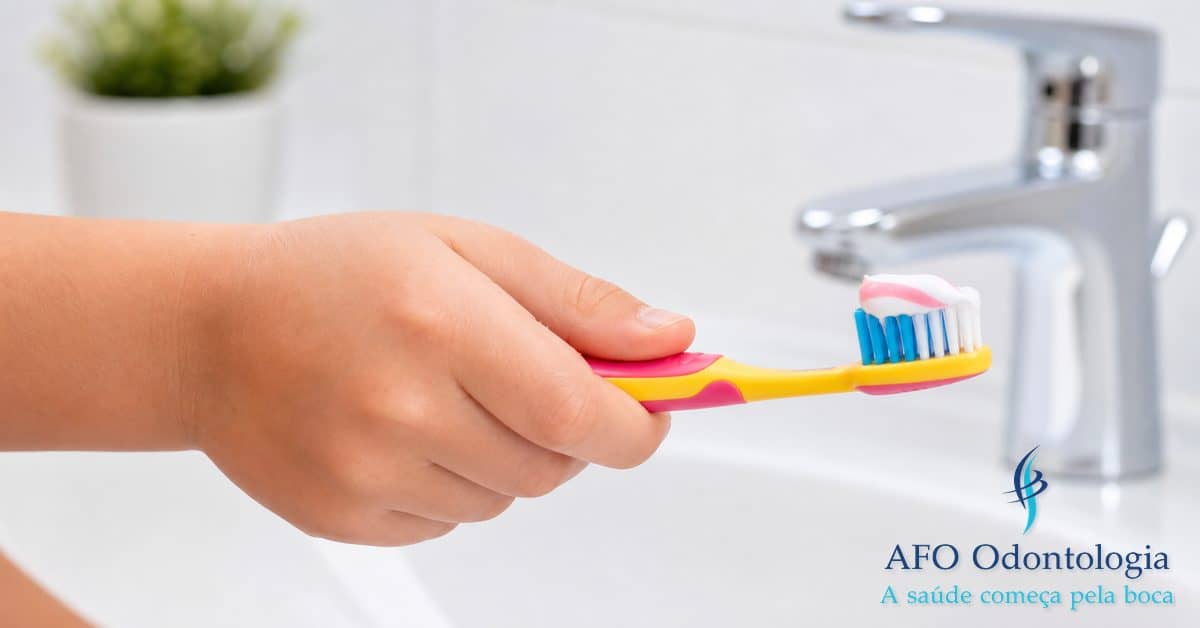 Cárie dentária em dente infantil, mostrando a progressão da lesão cariosa em criança, Taboão da Serra