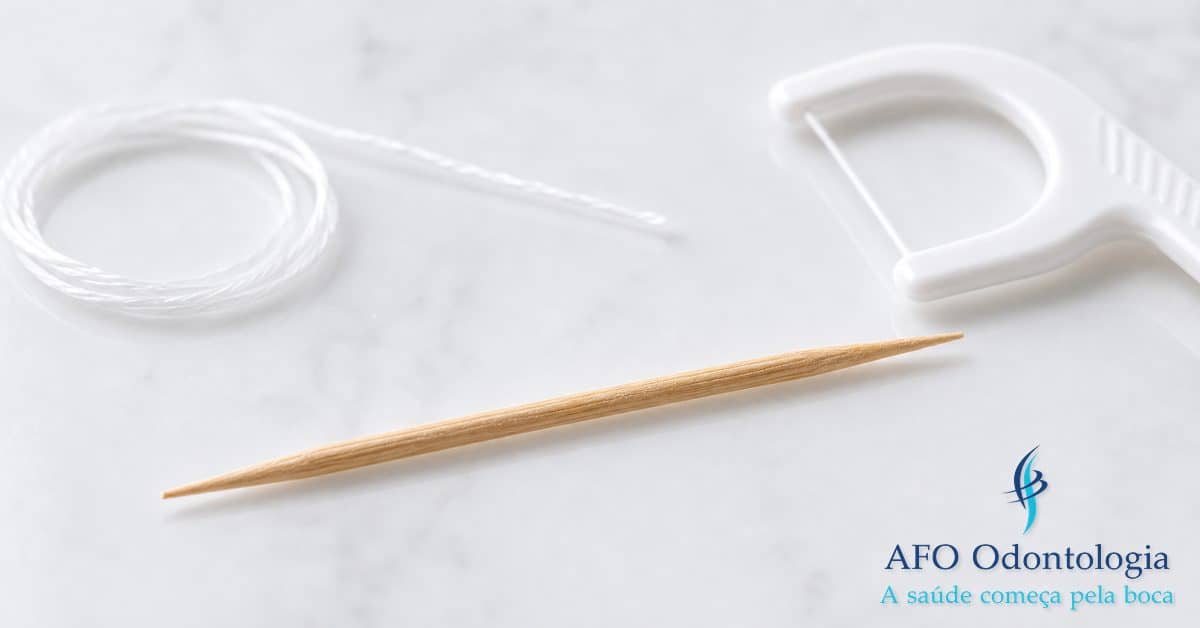 Palito de dente e gengiva — retenção de resíduos entre os dentes é uma das principais causas de mau hálito, Taboão da Serra
