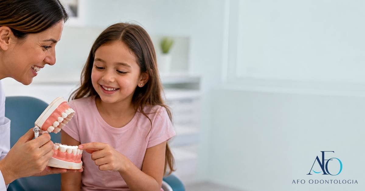 Arcada infantil destacando o primeiro molar permanente recém-erupcionado