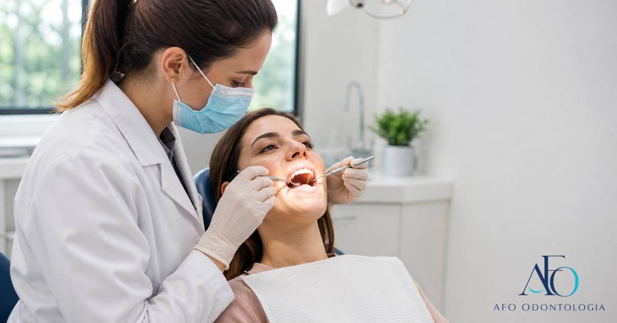 Profissional examinando boca com espelho e luz sem lesão gráfica