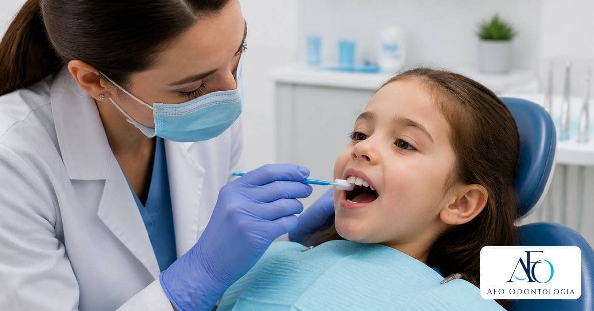 Ilustração educativa sobre Aplicação de flúor no dentista: quando pode ser indicada