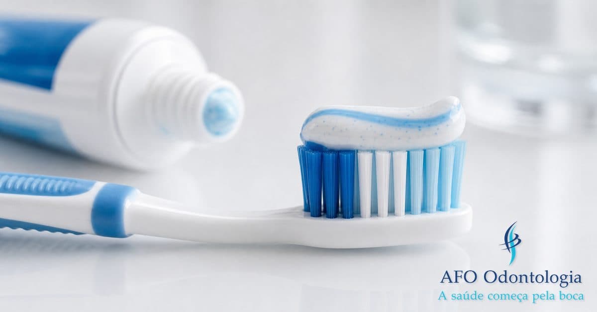 Dentifrício fluoretado e escova de dentes — higiene bucal diária essencial, Taboão da Serra