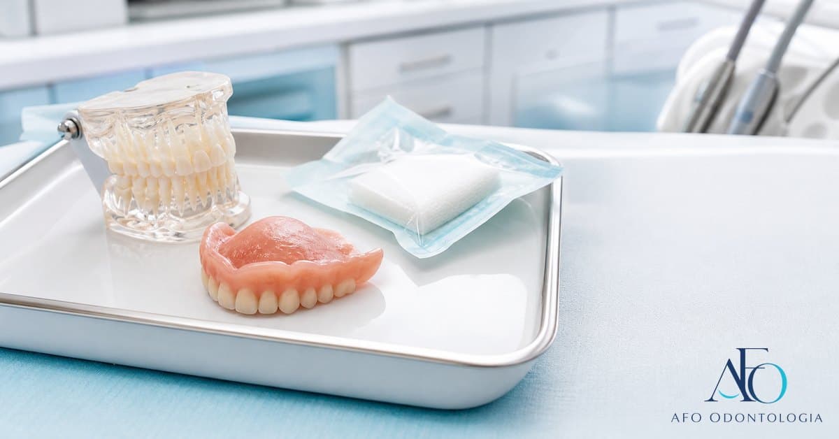 Prótese dentária imediata após extração, mostrando transição para dentes provisórios em Taboão da Serra