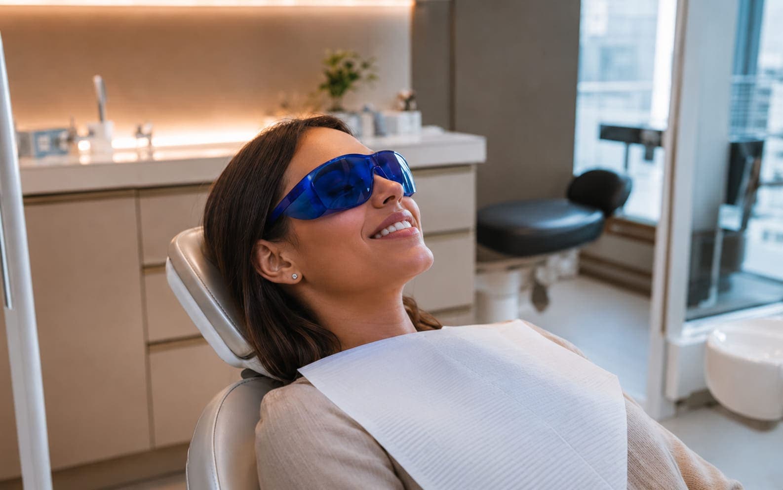 Procedimento de clareamento dental de consultório na AFO Odontologia Taboão da Serra