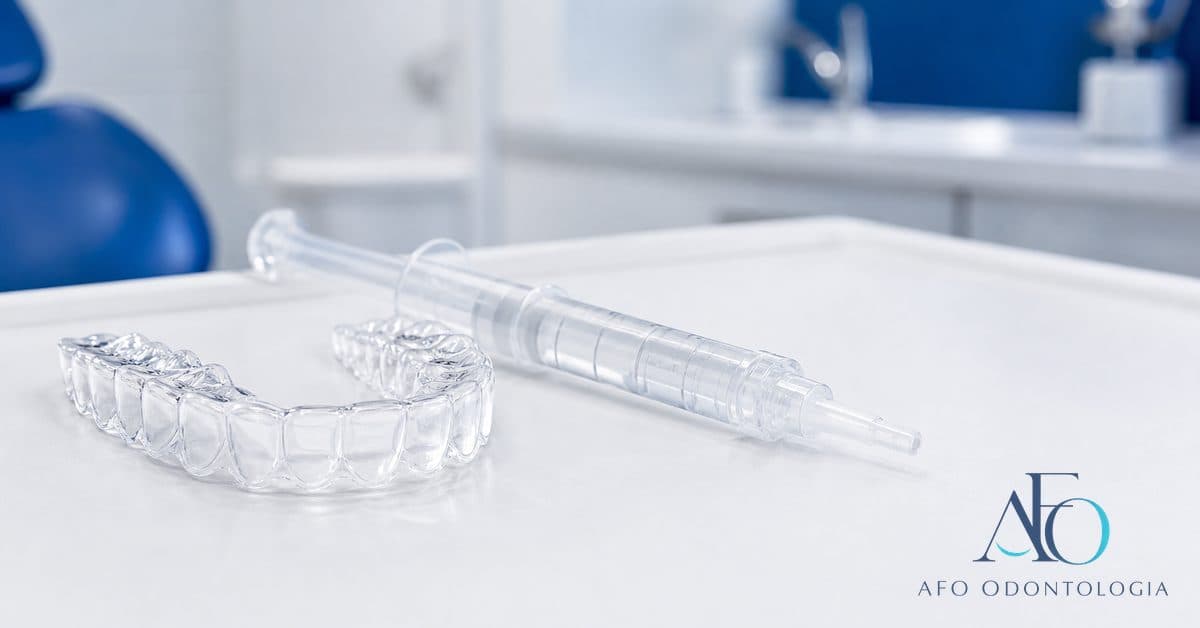 Moldeira de clareamento dental profissional sob medida com gel clareador, comparada a produtos de farmácia, em Taboão da Serra