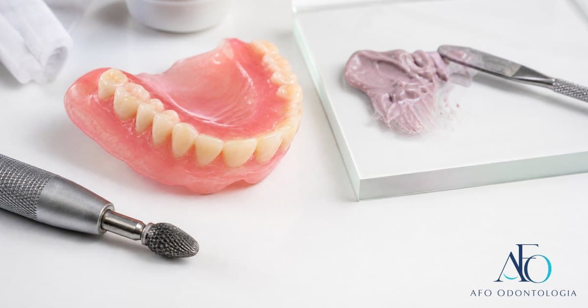 Prótese dentária com ponto de pressão sobre gengiva sensível em modelo clínico em Taboão da Serra